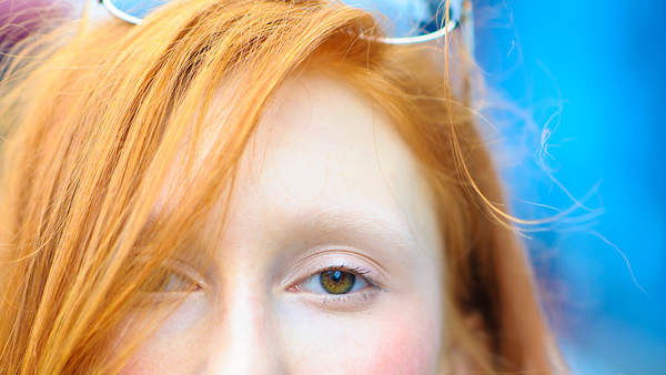 Rote Haare, rosa Lippenstift