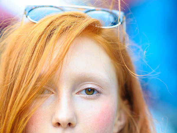 Rote Haare, rosa Lippenstift