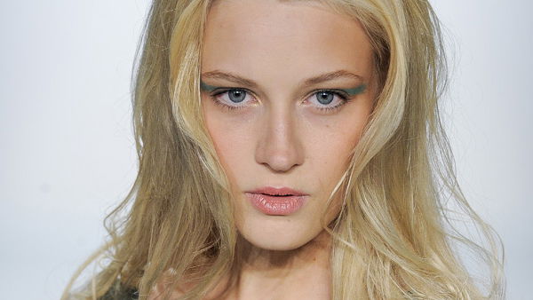 Locker fallende, lange Haare