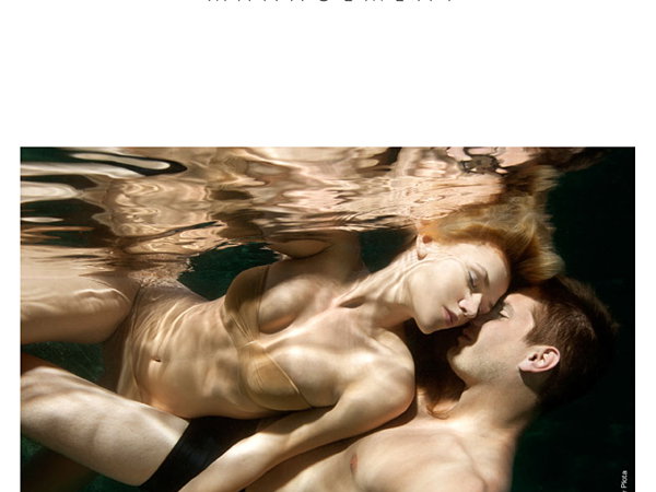 Sara Kulka im Bikini unter Wasser