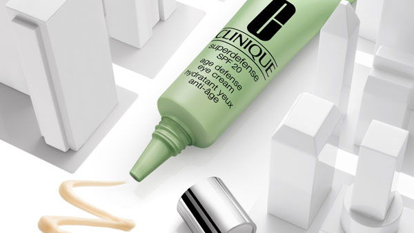 Eine Augencreme, die auch die Augenringe aufhellt