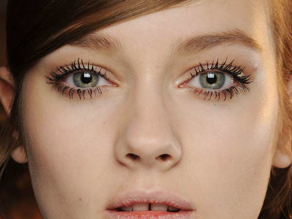 Mascara für mehr Wimpernvolumen