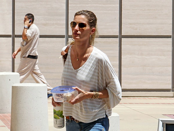 Gisele Bündchen trägt Schlaghosen