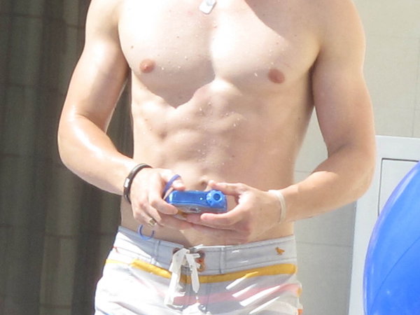 Kellan Lutz mit nacktem Oberkörper