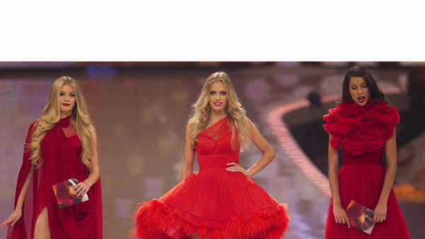 GNTM: Amelie, Jana und Rebecca in roten Kleidern