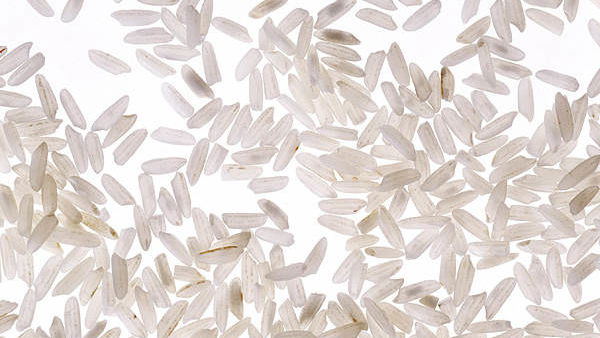 Naturreis enthält Kohlenhydrate, die lange satt machen