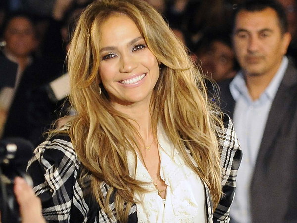 Jennifer Lopez mit bauchfreier Bluse