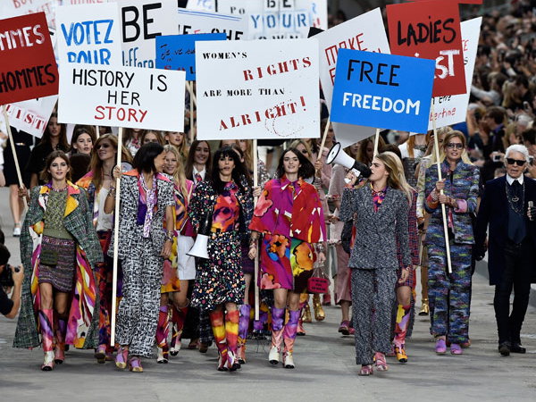Demonstration bei Chanel Spring Summer 2015