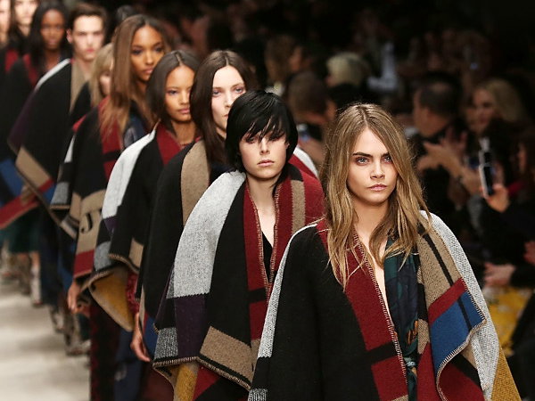 Burberry Poncho: Das neue It-Piece der Stars