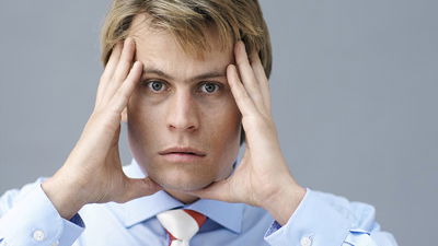 Männer verstehen: Er schüttelt den Kopf, wenn er nervös wird
