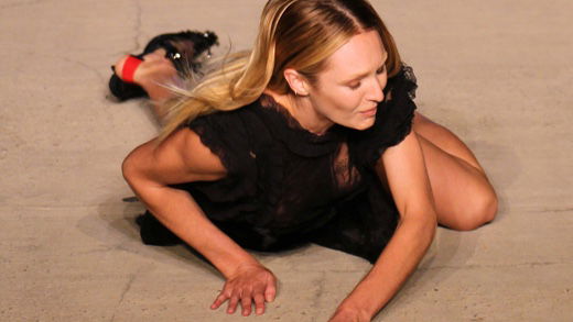Candice Swanepoel stürzt bei Givenchy