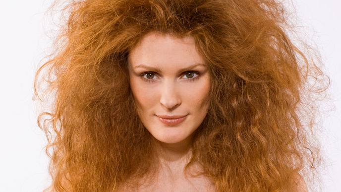 Zehn Probleme, die nur Frauen mit dicken Haaren kennen