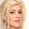 Dunkle Augenbrauen, blonde Haare