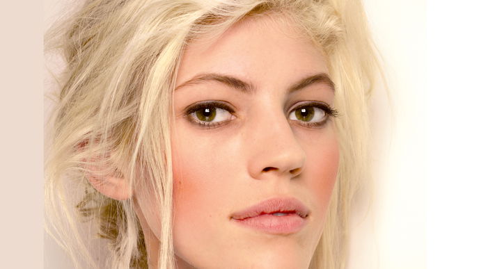 Dunkle Augenbrauen, blonde Haare