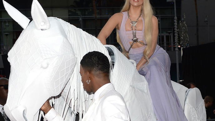 Lady Gaga bekommt ein weißes Pferd zu Weihnachten 