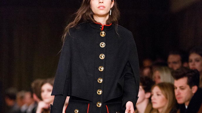Burberry Model zollt David Bowie auf dem RunwayTribut