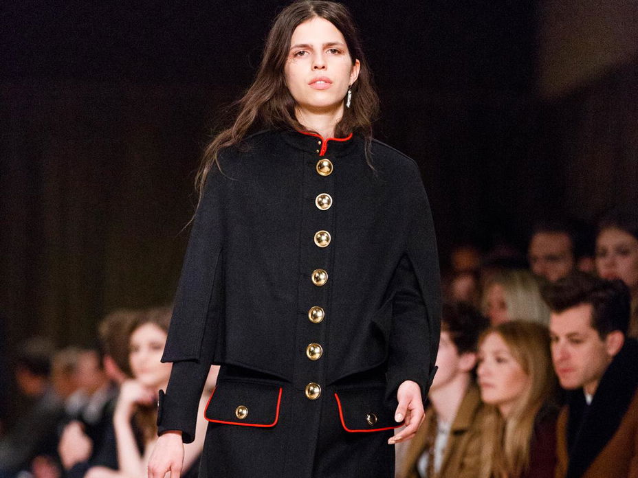Burberry Model zollt David Bowie auf dem Runway Tribut