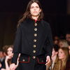 Burberry Model zollt David Bowie auf dem RunwayTribut