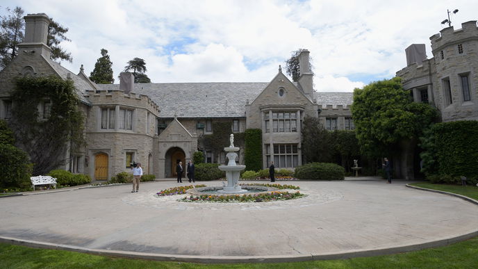 Hugh Hefners Playboy Mansion steht zum Verkauf
