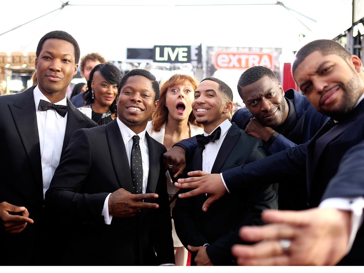 Susan Sarandon photobombt den "Straight Outta Compton" Cast