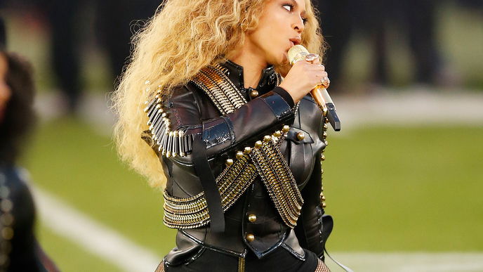 Beyoncé stürzt fast beim Super Bowl
