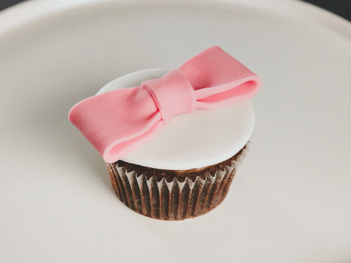 cupcake-mit-fondant-schleife_2000x1500