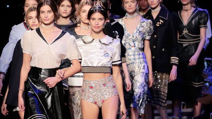 Krönchen bei Tommy Hilfiger Collection Fall 2016