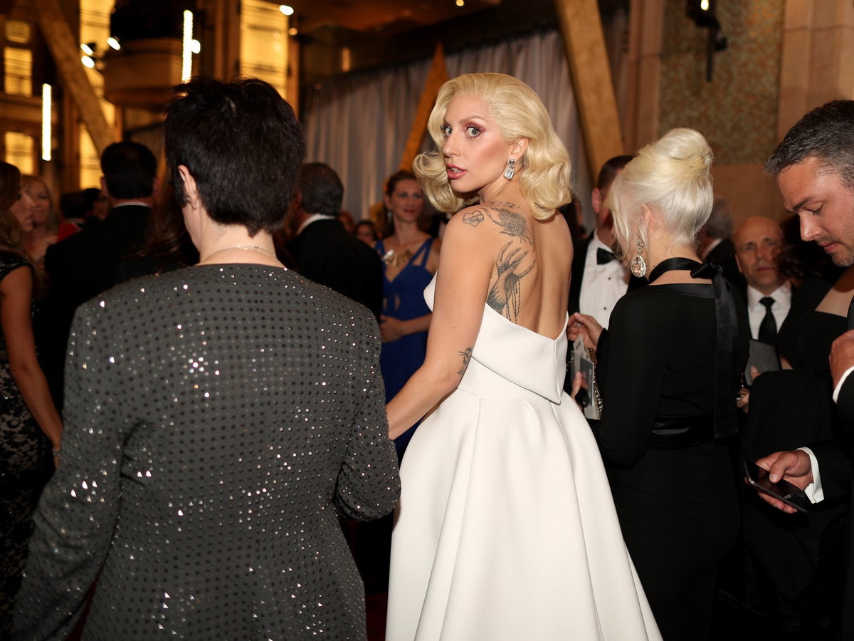 Lady Gaga auf dem Weg zu ihrem Auftritt 2000x15000