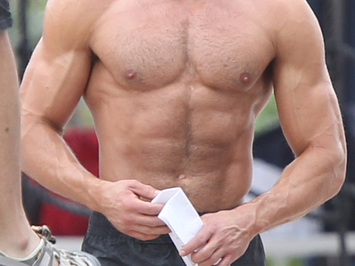 Zac-Efron-Sixpack-1500x2000