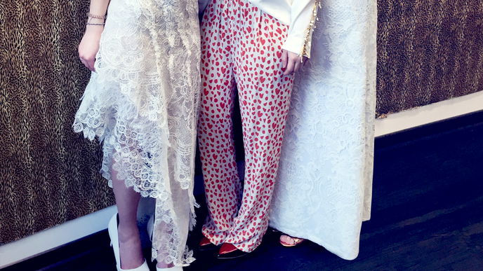 Aline, Katharina und Paula in Brautkleidern 