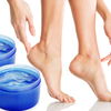 Macht Erkältungssalbe zarte Füße? Der Wick Vaporub-Hack im Test
