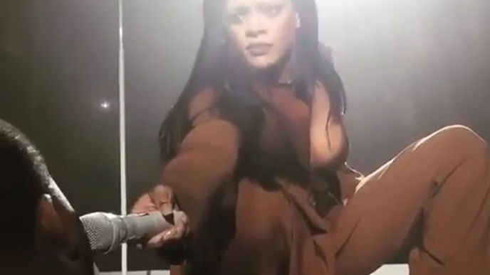 Rihanna lässt einen Fan singen - und dann passiert das