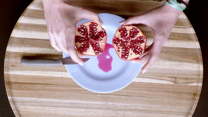 Granatapfel Hack: So löst ihr die Kerne ganz einfach heraus