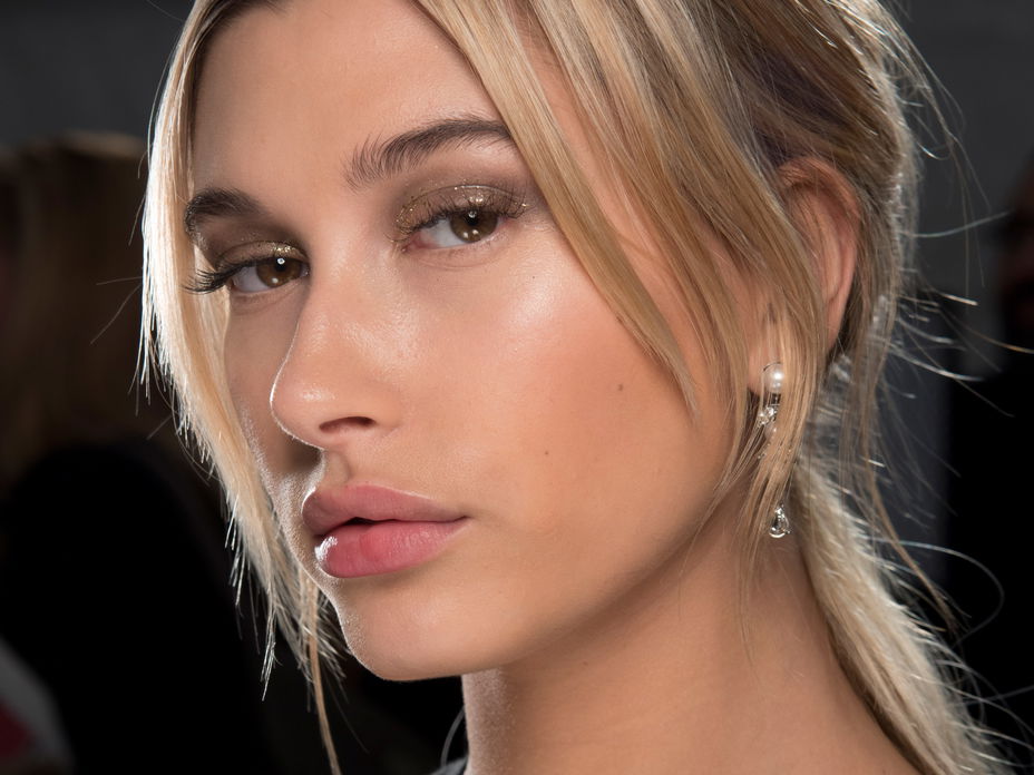 Hailey Baldwin goldener Lidschatten