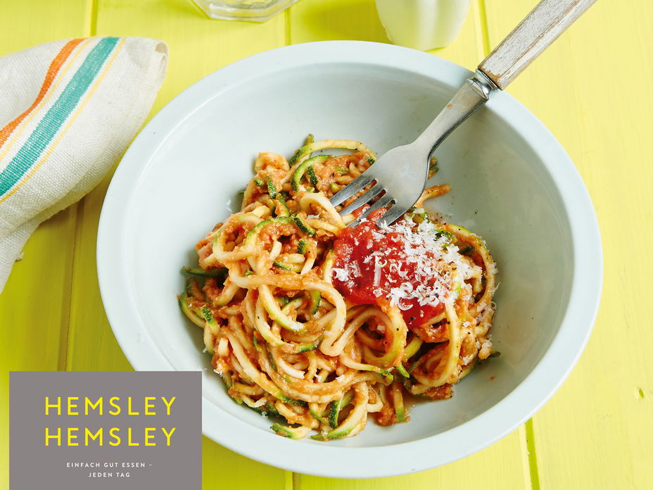 Zucchininudeln mit schneller Kichererbsen-Tomaten-Sauce