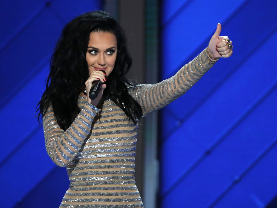 Katy-Perry-designt-Schuhe