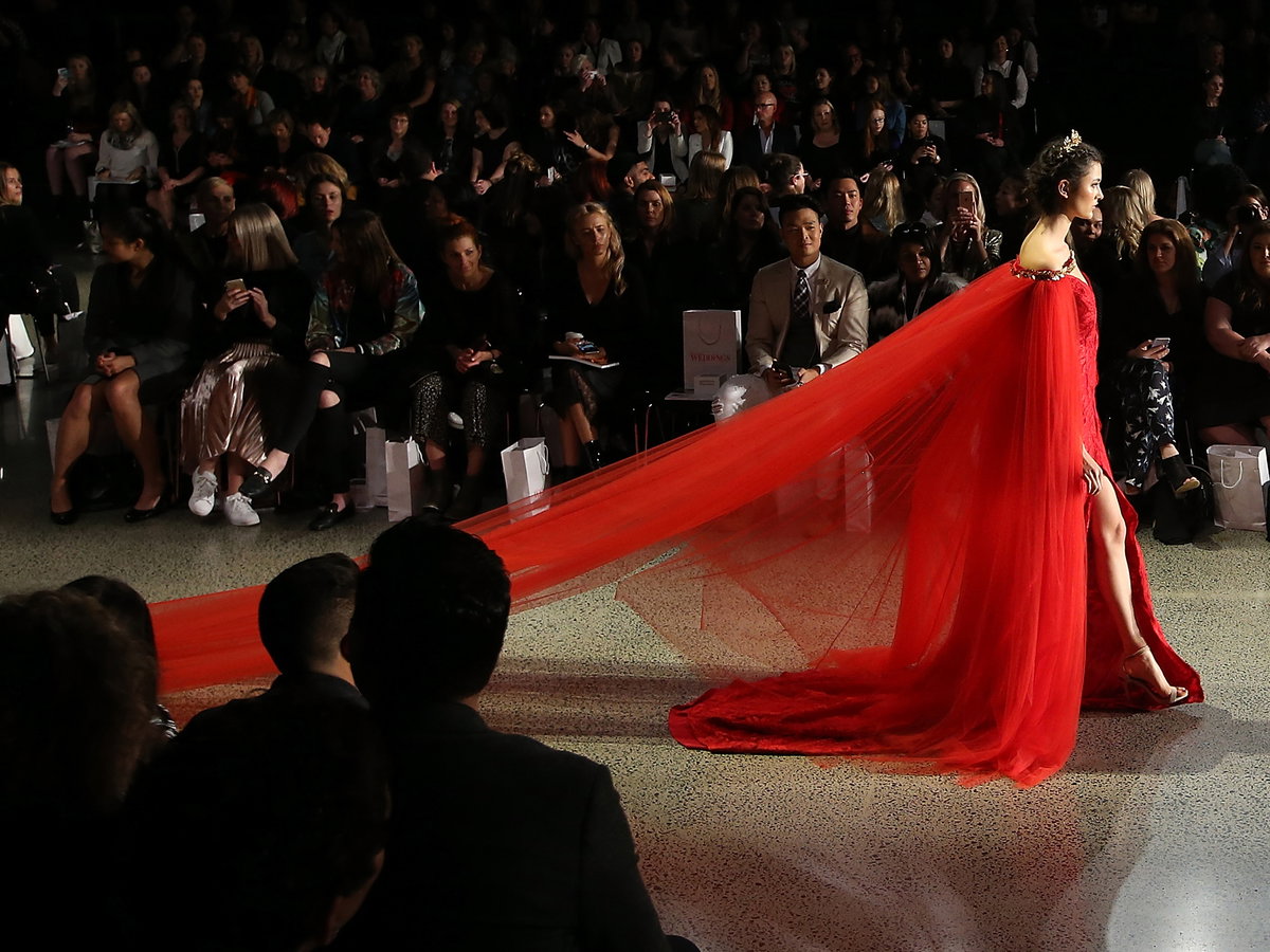 Brautkleid mit längster Schleppe