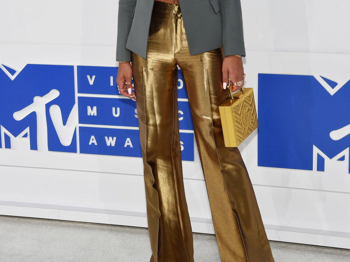 Cassie mit Neon-Haaren bei den MTV VMAs