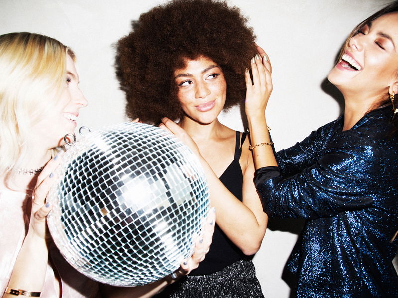 Time to shine! Drei It-Girls ziehen in den neuen Must-Have Sneakern durch die Nacht.