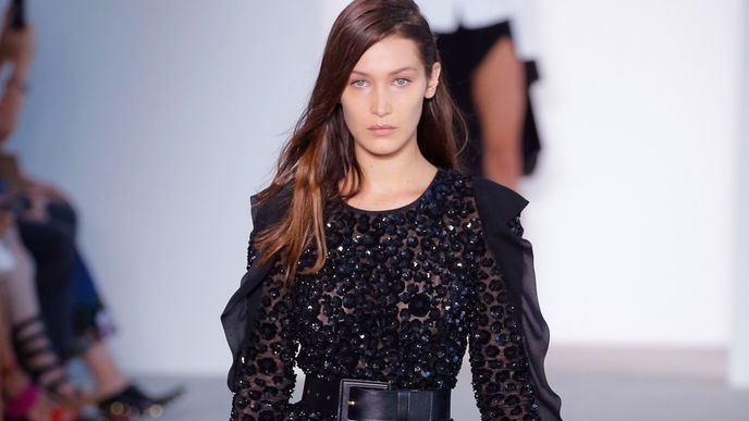 Bella Hadid stürzt auf dem Laufsteg