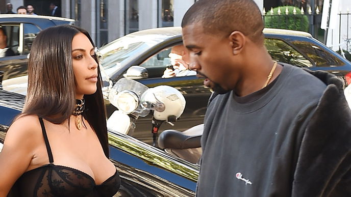 Kim Kardashian bringt den schlimmsten 90er-Trend zurück