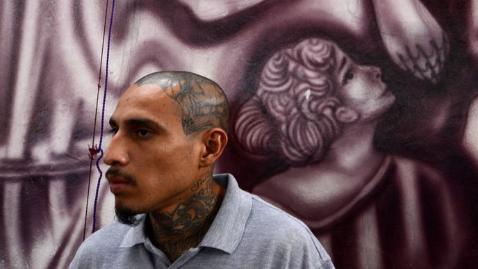 Dieser Mann "befreit" Ex-Gang Member von ihren Tattoos
