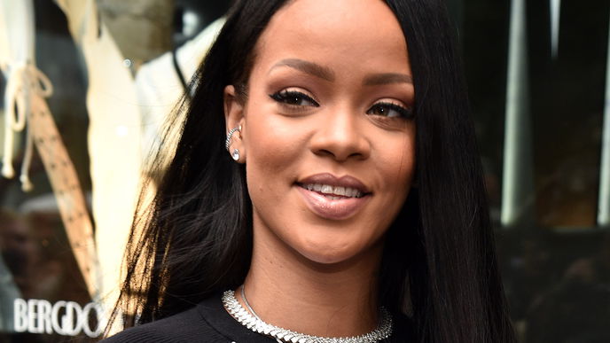 Oh nein! Rihanna hat den Fell-Rucksack aus den Nineties wiederbelebt
