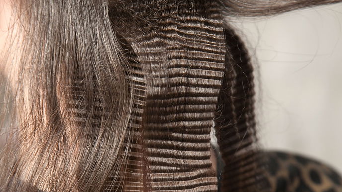 Haare mit Kreppeisen stylen