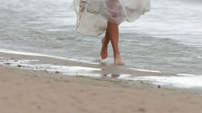 Frisch geschiedene Frau verbrennt ihr Brautkleid