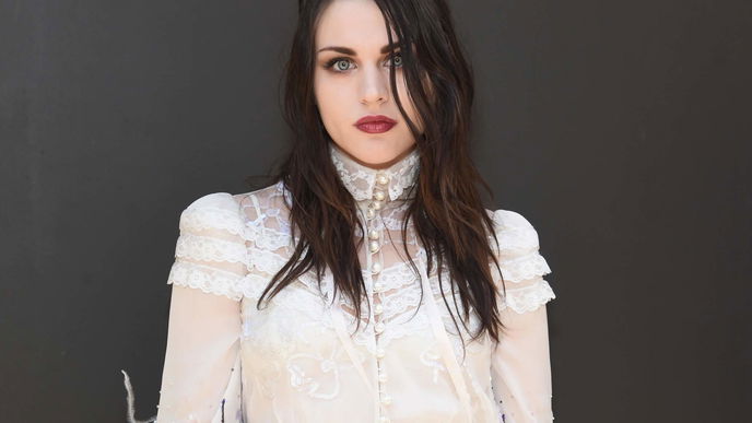 Frances Cobain bemalt Werbeplakat