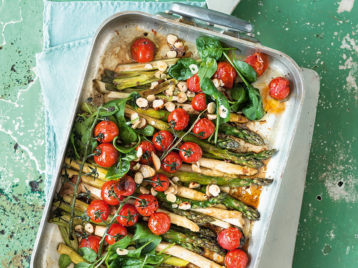 Spargel vegetarisch mit Tomaten und Spinat