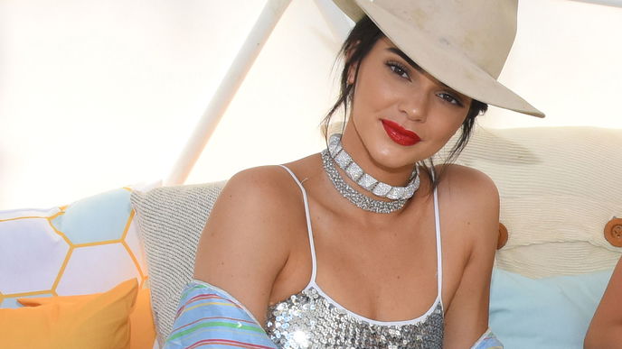 Kendall Jenner fällt vom Fahrrad!