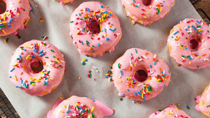 Glow-in-the-dark Donuts sind der Mitternachtssnack, auf den wir gewartet haben