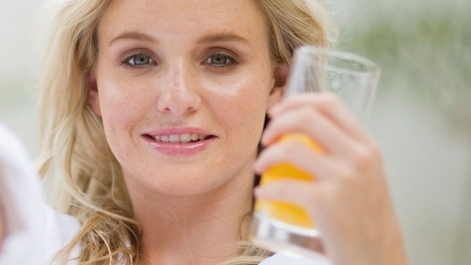 Ekelalarm! Eine Frau trinkt Saft und findet DAS im Tetrapak